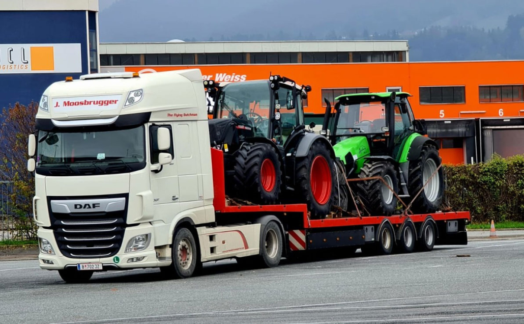 Transport einer Landmaschine durch J.Moosbrugger