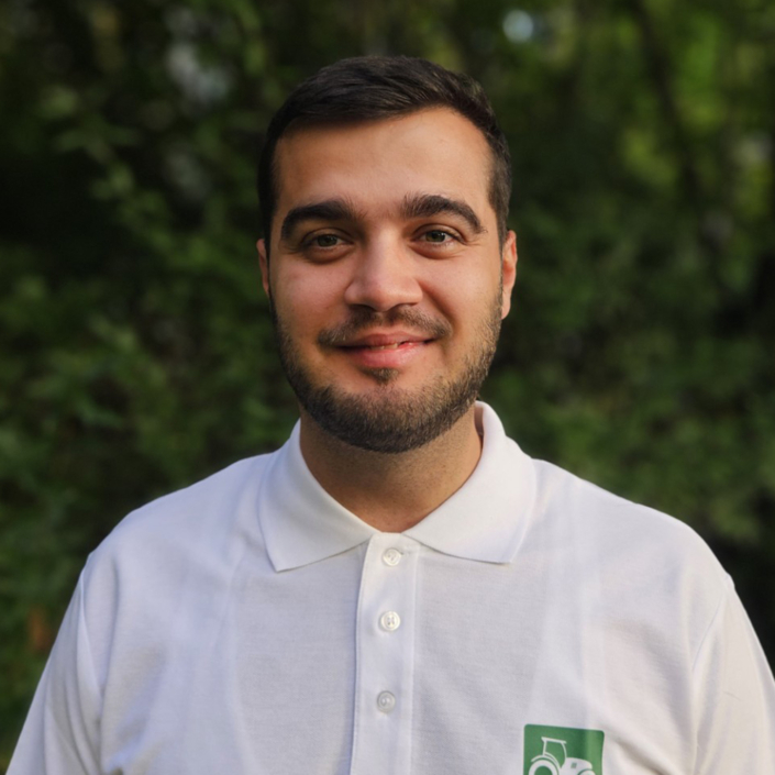 Almir 02 Portraiaufnahme des Mitarbeiters