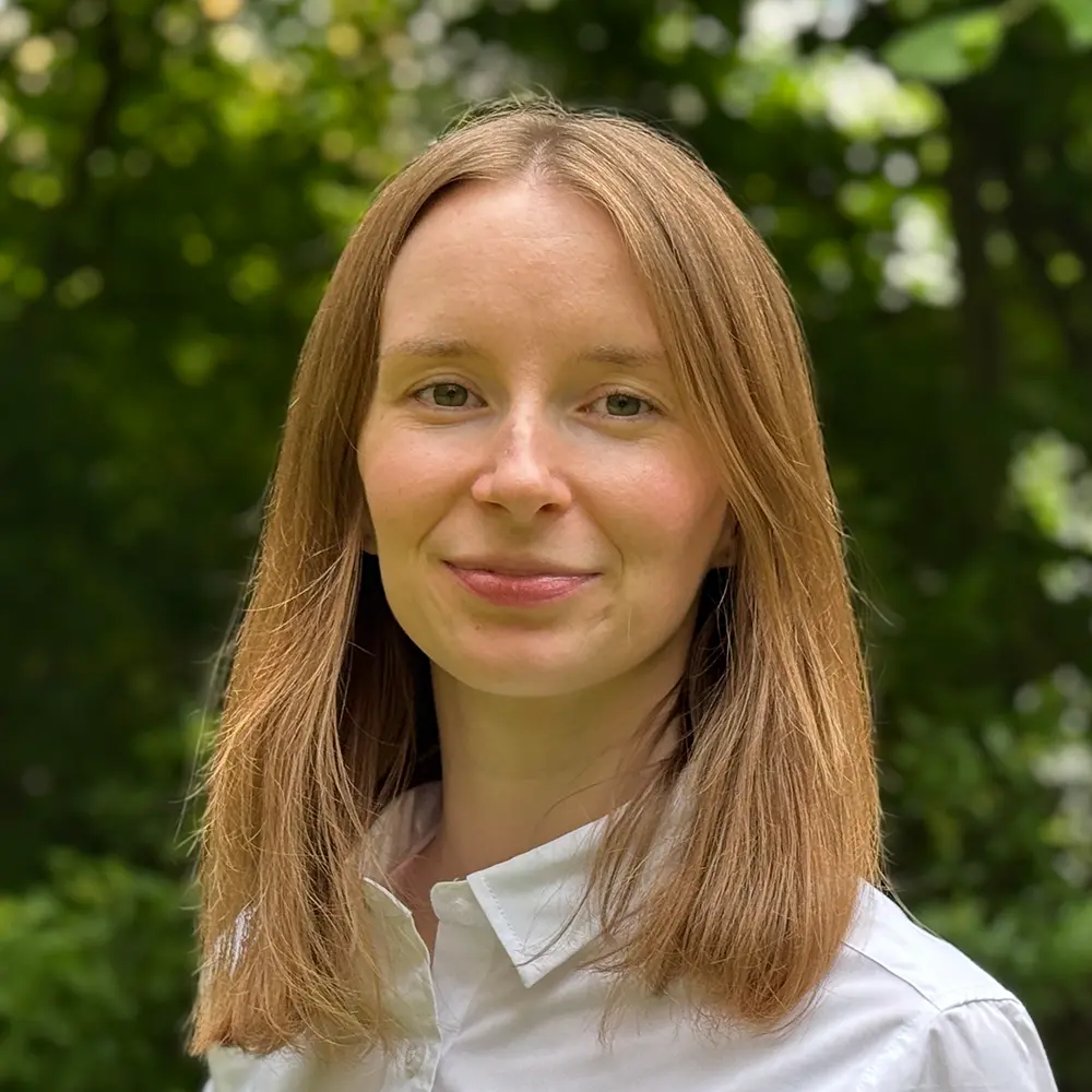 Protraitbild von Andrea Schwab in der Natur