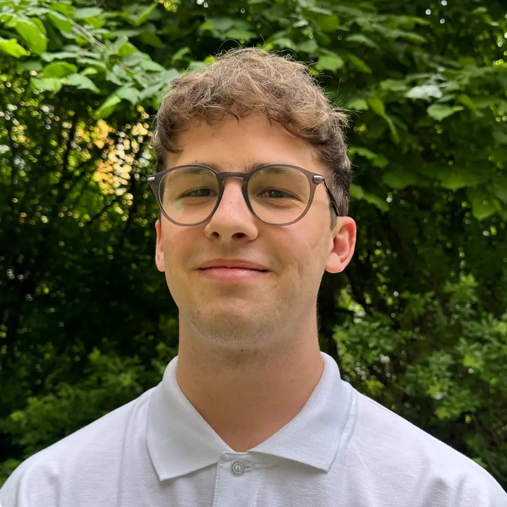 Portraitbild von Jonathan Frieß in der Natur